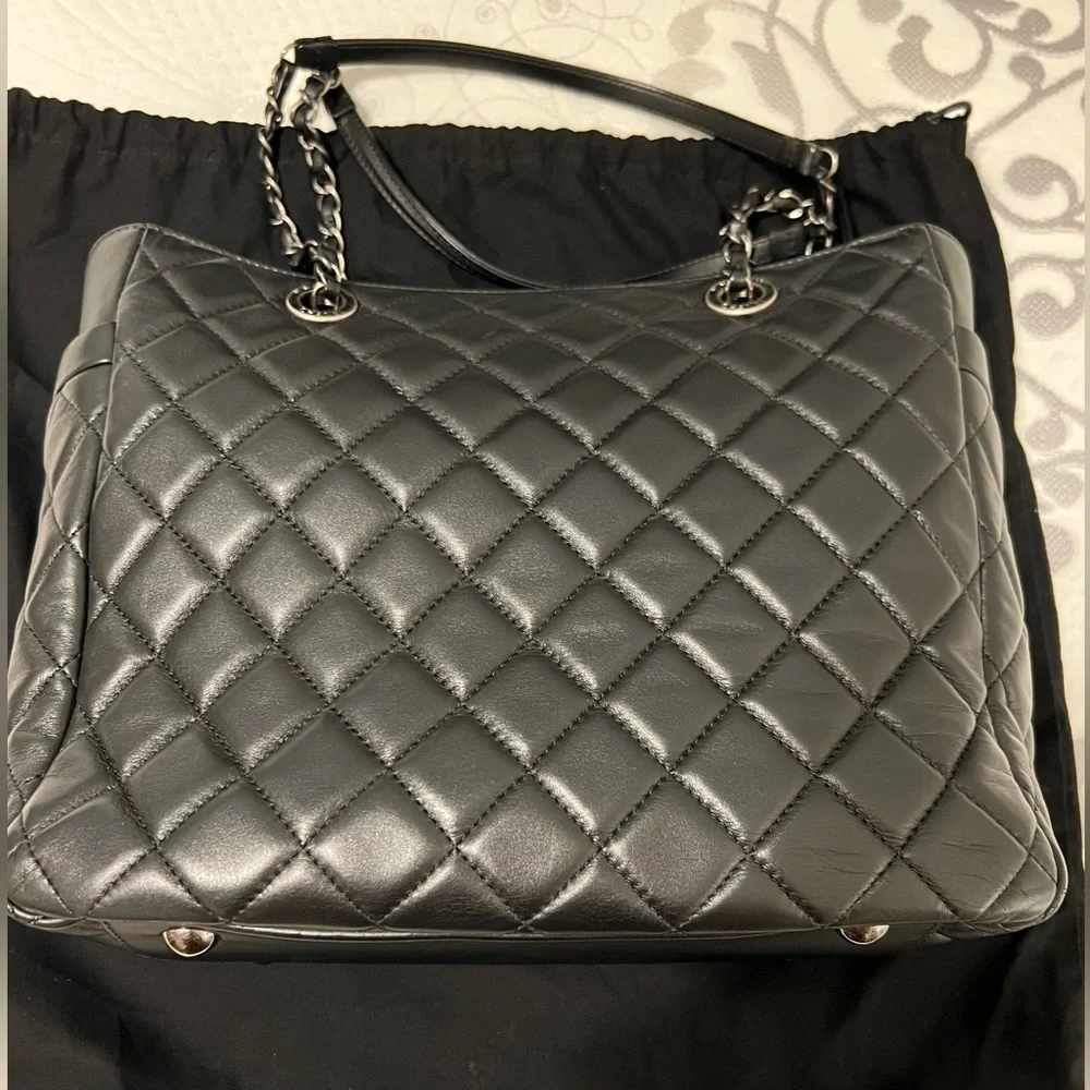 Chanel shoulder handbag with zipper